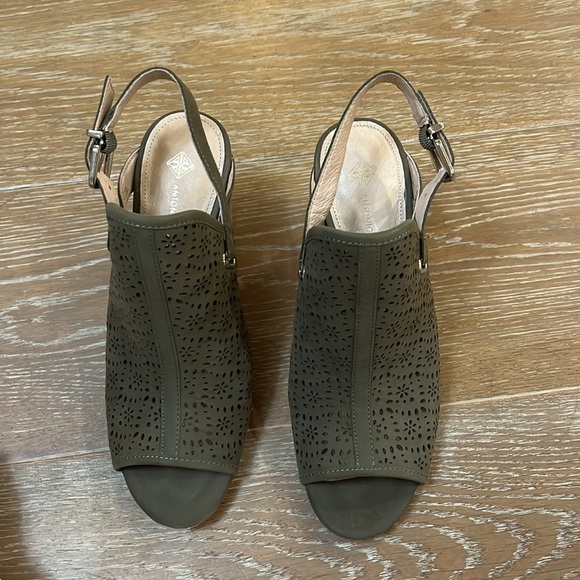 Antonio Melani 8.5 open toed shoe. Great condition. Only worn inside. - Picture 6 of 8